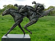 Fanatico-fanatiek is een bronzen beeld van twee racende jockeys | bronzen beelden en tuinbeelden, figurative bronze sculptures van Jeanette Jansen |